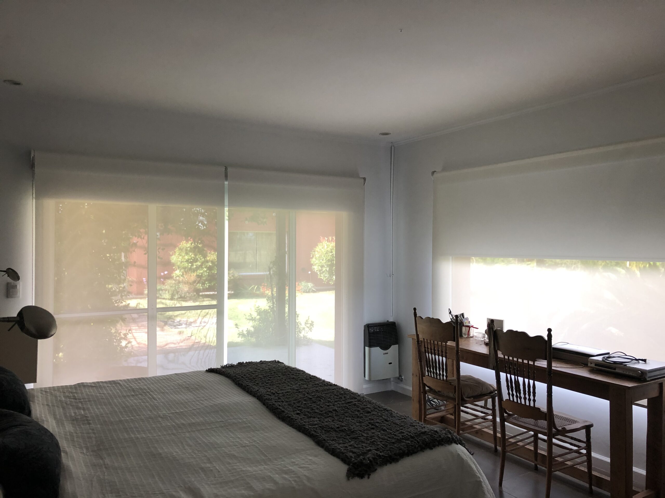 Cortina roller en interior moderno